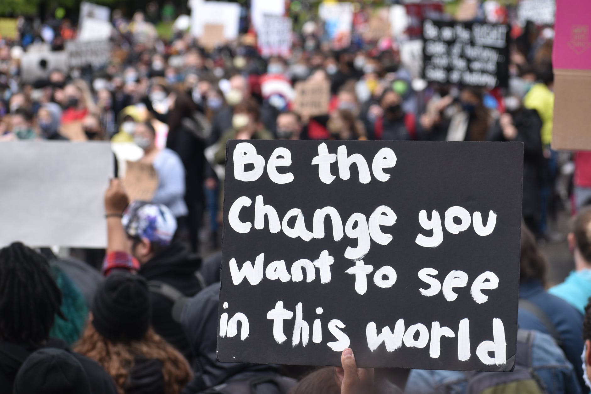 Bild mit Botschaft "Be the change you want to see in this world."