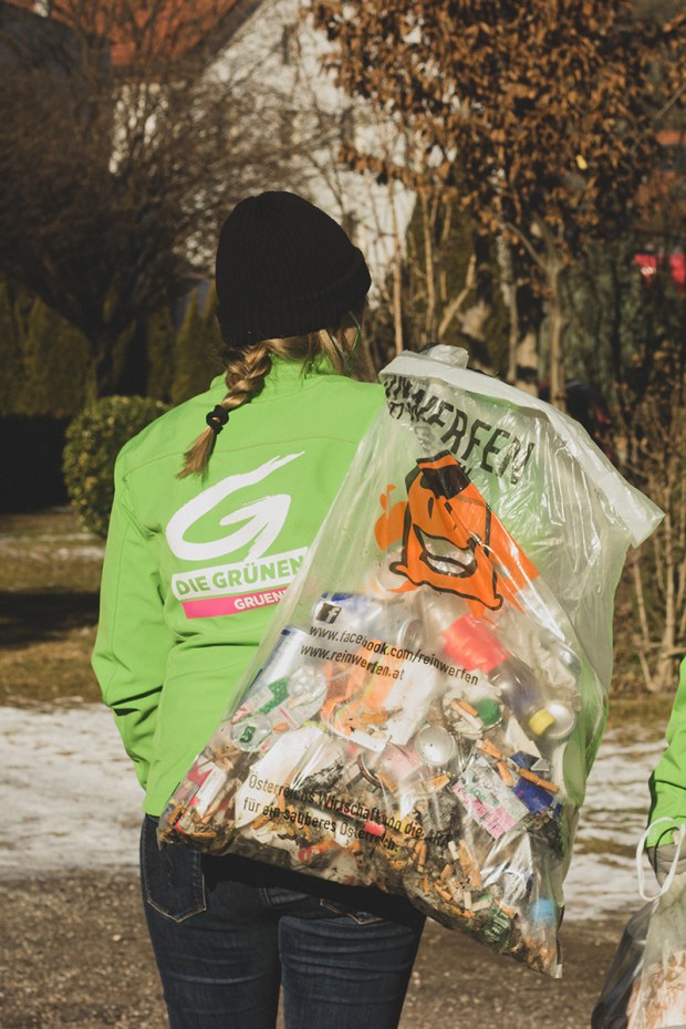 Mitglied Telfer Grüne mit Müllsack