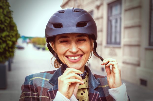 Frau mit Radhelm lächelt